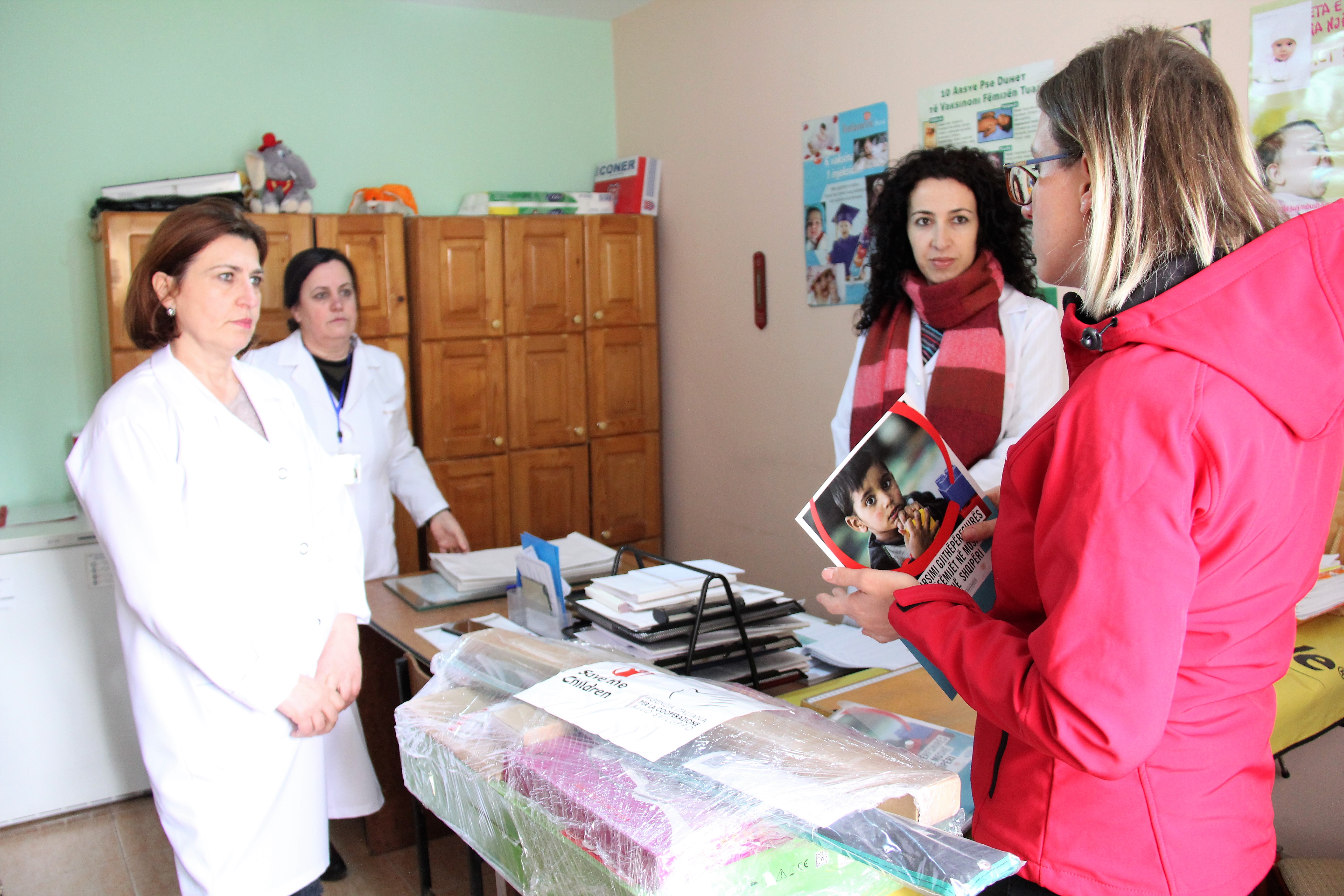 Distribuzione di un set di attrezzature sanitarie ai 37 centri di salute pubblica in Elbasan e Korce. Spiegazione funzionalità progetto.